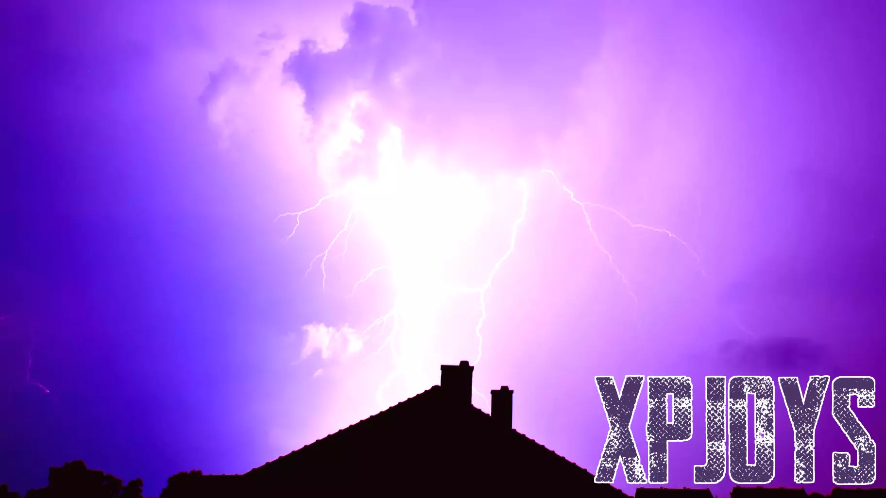 Teen Survives Lightning Strike While Gaming in Bedroom