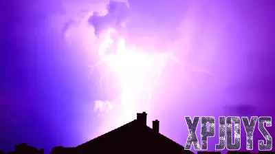Teen Survives Lightning Strike While Gaming in Bedroom